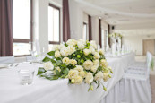 Květiny na svatební stůl