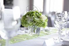 květiny na svatební stůl